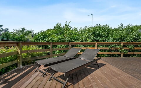 Hekla - 150M from the Sea: Wohngebiet, Strauch, Haus, Zuhause, Garten, Estate, Schatten, Landscaping, Rasen