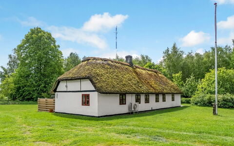 Aatos - 2Km from the Sea: Holz, Zuhause, Veranda, Deck, Hartholz, Dach, Holzbeize, Holzboden, Eco Hotel