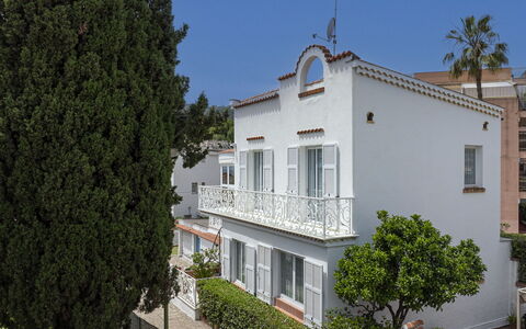 Villa Solaris: Wohngebiet, Haus, Zuhause, Menschliche Siedlung, Balkon, Estate, Zaun, Villa, Veranda