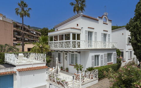 Villa Solaris: Fenster, Wohngebiet, Haus, Fassade, Zuhause, Balkon, Menschliche Siedlung, Estate, Hazienda, Veranda