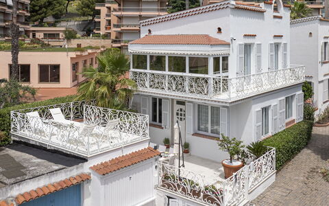 Villa Solaris: Fenster, Wohngebiet, Zuhause, Haus, Fassade, Nachbarschaft, Strauch, Balkon, Menschliche Siedlung, Wohnung