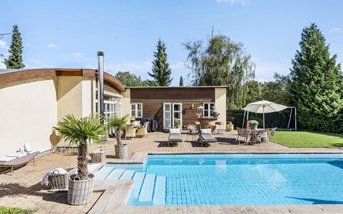 Mads - 1.2Km from the Sea: Schwimmbad, Resort, Gartenmöbel, Verbundwerkstoff, Estate, Freizeit, Garten, Stuhl, Regenschirm, Schatten