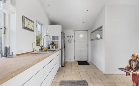 Mads - 1.2Km from the Sea: Flooring, Fussboden, Holz, Interior Design, Holzboden, Countertop, Major Appliance, Küche, Decke, Zuhause