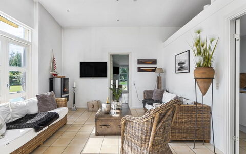 Mads - 1.2Km from the Sea: Möbel, Flooring, Couch, Fussboden, Interior Design, Holz, Wohnzimmer, Decke, Tabelle, Holzboden