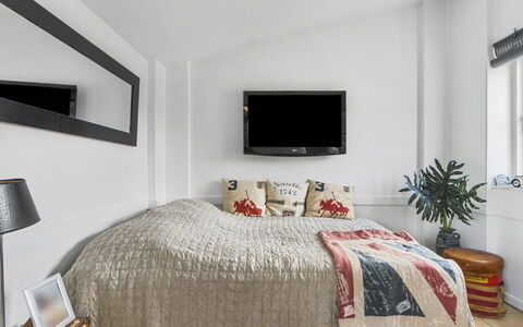 Mads - 1.2Km from the Sea: Möbel, Bett, Interior Design, Schlafzimmer, Wand, Bedding, Bettdecke, Zimmer, Fussboden, Flooring