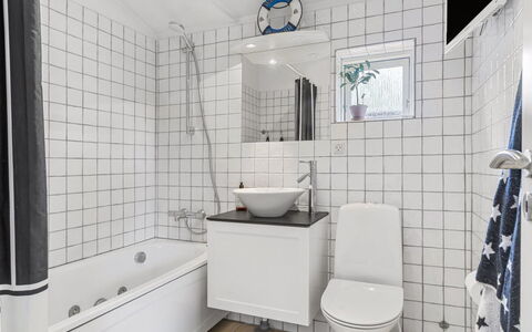 Mads - 1.2Km from the Sea: Badezimmer, Armatur, Interior Design, Toilette, Sinken, Toilleten Sitz, Flooring, Fussboden, Zapfhahn, Fliese