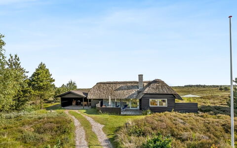 Esma - 3Km from the Sea: Gebäude, Haus, Fenster, Zuhause, Dach, Wohngebiet, Strauch, Hütte, Grundstueck
