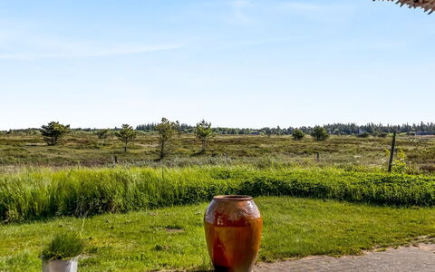 Esma - 3Km from the Sea: Gebäude, Haus, Fenster, Zuhause, Dach, Wohngebiet, Strauch, Hütte, Grundstueck
