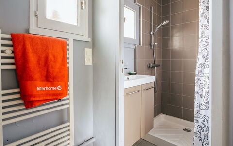 Le Nyce: Wand, Armatur, Flooring, Badezimmer, Fussboden, Interior Design, Installation, Toilette, Zimmer, Zapfhahn