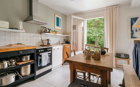 Le Nyce: Möbel, Küchengerät, Küche, Countertop, Interior Design, Major Appliance, Flooring, Cabinetry, Holz, Haushaltsgerät