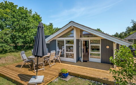 Leeve - 1.3Km from the Sea: Haus, Zuhause, Tür, Dach, Hütte, Estate, Garten, Schatten, Abstellgleis, Garten
