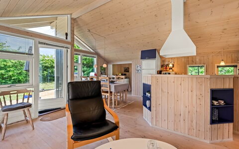 Leeve - 1.3Km from the Sea: Haus, Zuhause, Tür, Dach, Hütte, Estate, Garten, Schatten, Abstellgleis, Garten