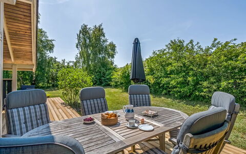 Leeve - 1.3Km from the Sea: Haus, Zuhause, Tür, Dach, Hütte, Estate, Garten, Schatten, Abstellgleis, Garten