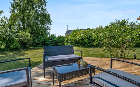 Leeve - 1.3Km from the Sea: Haus, Zuhause, Tür, Dach, Hütte, Estate, Garten, Schatten, Abstellgleis, Garten