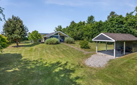 Leeve - 1.3Km from the Sea: Haus, Zuhause, Tür, Dach, Hütte, Estate, Garten, Schatten, Abstellgleis, Garten