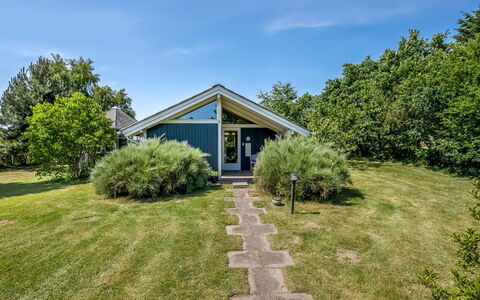 Leeve - 1.3Km from the Sea: Haus, Zuhause, Tür, Dach, Hütte, Estate, Garten, Schatten, Abstellgleis, Garten