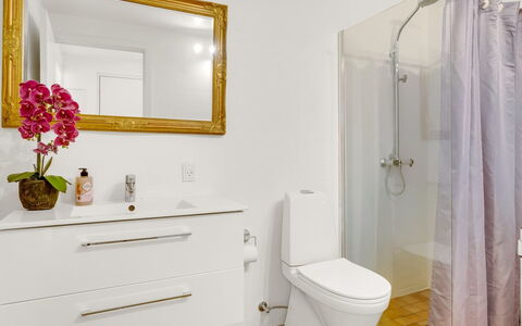 Nis - 900M from the Sea: Badezimmer, Armatur, Flooring, Fussboden, Interior Design, Toilette, Badezimmerschrank, Toilleten Sitz, Installation, Zapfhahn