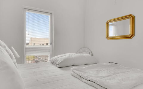 Nis - 900M from the Sea: Schlafzimmer, Interior Design, Bett, Bedding, Bettdecke, Fussboden, Linens, Decke, Zuhause, Zimmer