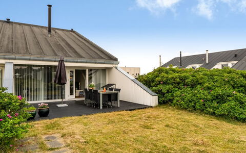 Nis - 900M from the Sea: Estate, Schatten, Auffahrt, Bauernhaus