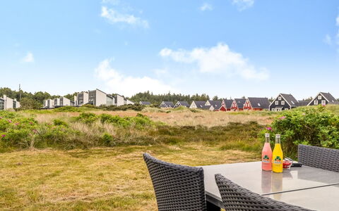 Nis - 900M from the Sea: Estate, Schatten, Auffahrt, Bauernhaus
