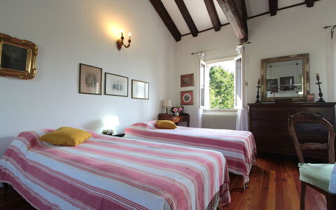 Casa Ballo delle Streghe, Garden, Montebelluna: Möbel, Wand, Interior Design, Schlafzimmer, Bett, Decke, Bettdecke, Bilderrahmen, Bedding, Flooring