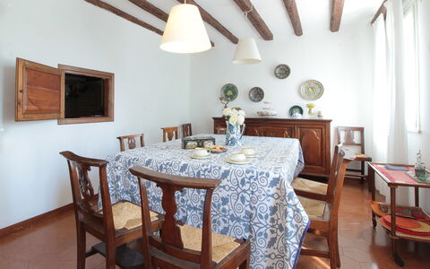Casa Ballo delle Streghe, Garden, Montebelluna: Möbel, Interior Design, Holz, Esszimmer, Tabelle, Flooring, Küche & Esszimmer Tisch, Stuhl, Zimmer, Beleuchtung