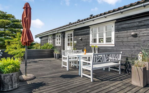 Helemine - 500M from the Sea: Holz, Flooring, Interior Design, Fussboden, Möbel, Holzboden, Zimmer, Decke, Holzbeize, Hartholz