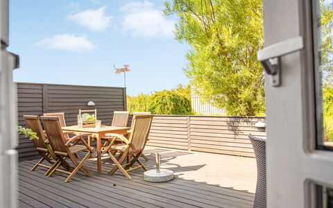 Helemine - 500M from the Sea: Holz, Flooring, Interior Design, Fussboden, Möbel, Holzboden, Zimmer, Decke, Holzbeize, Hartholz