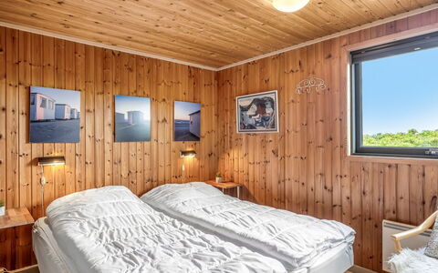 Iiris - 200M from the Sea: Holz, Schlafzimmer, Bett, Bettdecke, Bettrahmen, Interior Design, Bedding, Decke, Holzbeize, Hartholz
