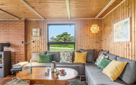 Iiris - 200M from the Sea: Möbel, Interior Design, Flooring, Holz, Fussboden, Decke, Couch, Zimmer, Wohnzimmer, Beleuchtung