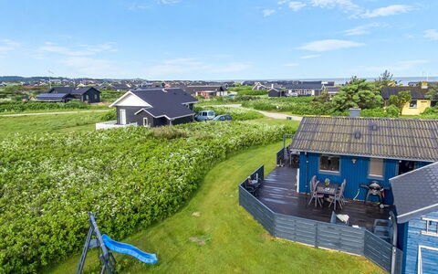 Iiris - 200M from the Sea: Haus, Dach, Landschaft, Grundstueck, Zuhause, Ländliches Gebiet, Hütte, Vorort, Landscaping, Wiese