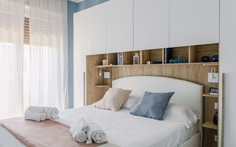 Altamarea Apartment: Möbel, Bett, Schlafzimmer, Interior Design, Bedding, Bettdecke, Holz, Linens, Zimmer, Fussboden