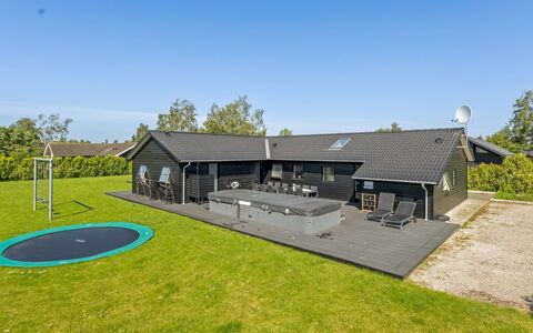 Bernadine - 500M from the Sea: Holz, Zuhause, Veranda, Deck, Hartholz, Dach, Holzbeize, Holzboden, Eco Hotel