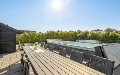 Bernadine - 500M from the Sea: Holz, Zuhause, Veranda, Deck, Hartholz, Dach, Holzbeize, Holzboden, Eco Hotel
