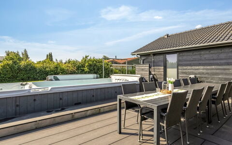 Bernadine - 500M from the Sea: Holz, Zuhause, Veranda, Deck, Hartholz, Dach, Holzbeize, Holzboden, Eco Hotel