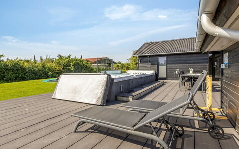 Bernadine - 500M from the Sea: Holz, Zuhause, Veranda, Deck, Hartholz, Dach, Holzbeize, Holzboden, Eco Hotel