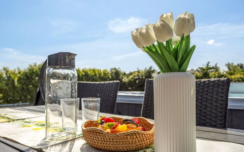 Bernadine - 500M from the Sea: Holz, Zuhause, Veranda, Deck, Hartholz, Dach, Holzbeize, Holzboden, Eco Hotel