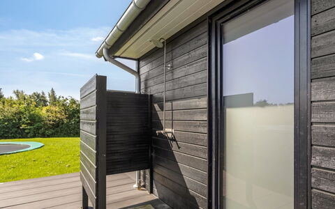 Bernadine - 500M from the Sea: Holz, Zuhause, Veranda, Deck, Hartholz, Dach, Holzbeize, Holzboden, Eco Hotel