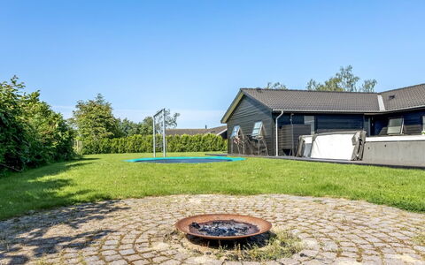 Bernadine - 500M from the Sea: Holz, Zuhause, Veranda, Deck, Hartholz, Dach, Holzbeize, Holzboden, Eco Hotel
