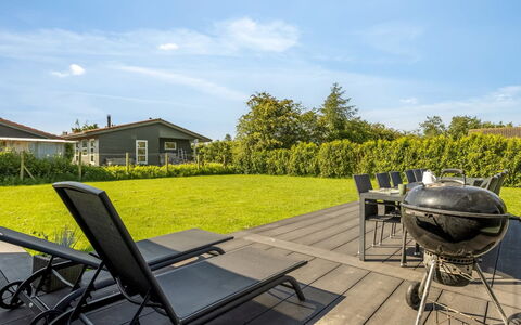Bernadine - 500M from the Sea: Holz, Zuhause, Veranda, Deck, Hartholz, Dach, Holzbeize, Holzboden, Eco Hotel
