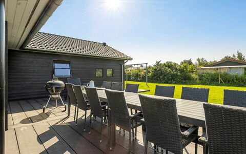 Bernadine - 500M from the Sea: Holz, Zuhause, Veranda, Deck, Hartholz, Dach, Holzbeize, Holzboden, Eco Hotel