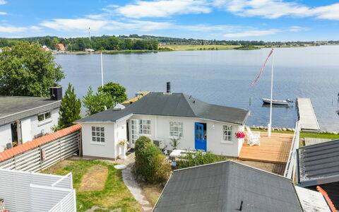 Jorek - 10M to the Fjord: Estate, Schatten, Auffahrt, Bauernhaus
