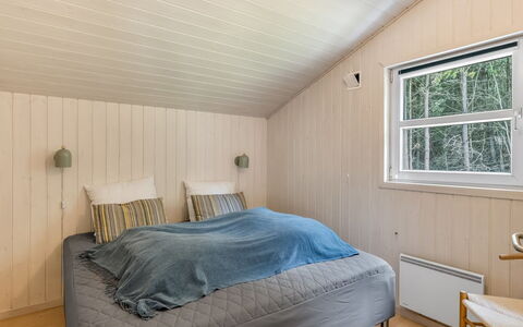Batsha - 1.7Km from the Sea: Holz, Flooring, Decke, Interior Design, Fussboden, Schlafzimmer, Zimmer, Bett, Holzboden, Linens