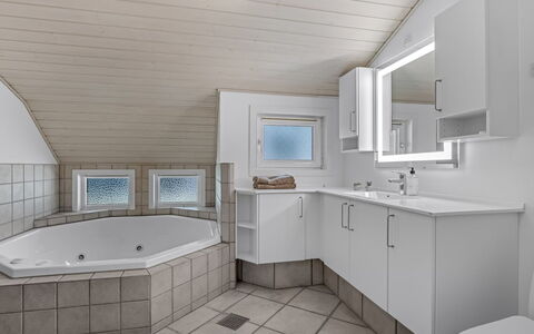 Batsha - 1.7Km from the Sea: Interior Design, Flooring, Armatur, Fussboden, Decke, Sinken, Badezimmer, Zapfhahn, Installation, Zimmer
