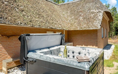 Batsha - 1.7Km from the Sea: Badewanne, Verbundwerkstoff, Jacuzzi, Schwimmbad, Armatur, Outdoor Struktur
