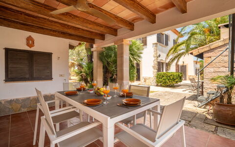 Can Jordi: Blau, Gelb, Balkon, Holzbeize, Hotel, Zimmerpflanze