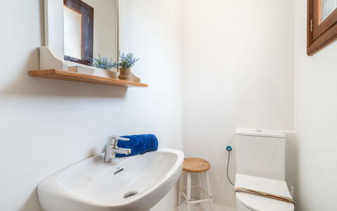 Can Jordi: Toilleten Sitz, Badezimmer, Armatur, Toilette, Flooring, Fussboden, Interior Design, Installation, Bad Sink, Sinken