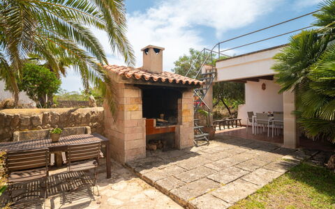 Can Jordi: Blau, Gelb, Balkon, Holzbeize, Hotel, Zimmerpflanze