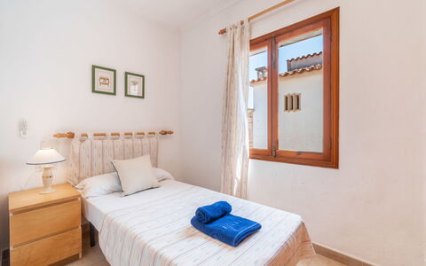 Can Jordi: Holz, Bett, Schlafzimmer, Interior Design, Zuhause, Flooring, Fussboden, Möbel, Wohnung, Bettdecke