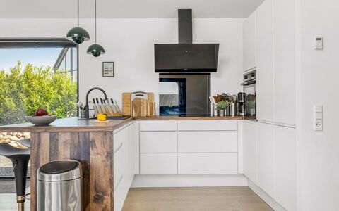 Merve - 250M from the Sea: Küche, Küchengerät, Countertop, Möbel, Interior Design, Flooring, Cabinetry, Haushaltsgerät, Fussboden, Major Appliance